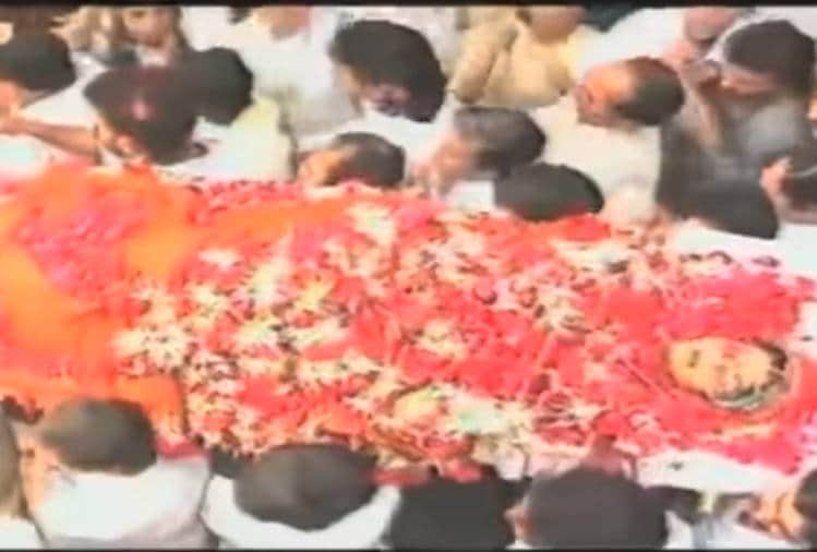 divya bharti death anniversary look at the photo of her last rites