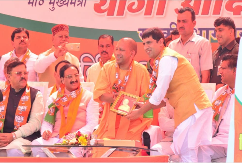 Lok sabha election 2019 bjp mla gifted gold idol to cm yogi adityanath in roorkee rally