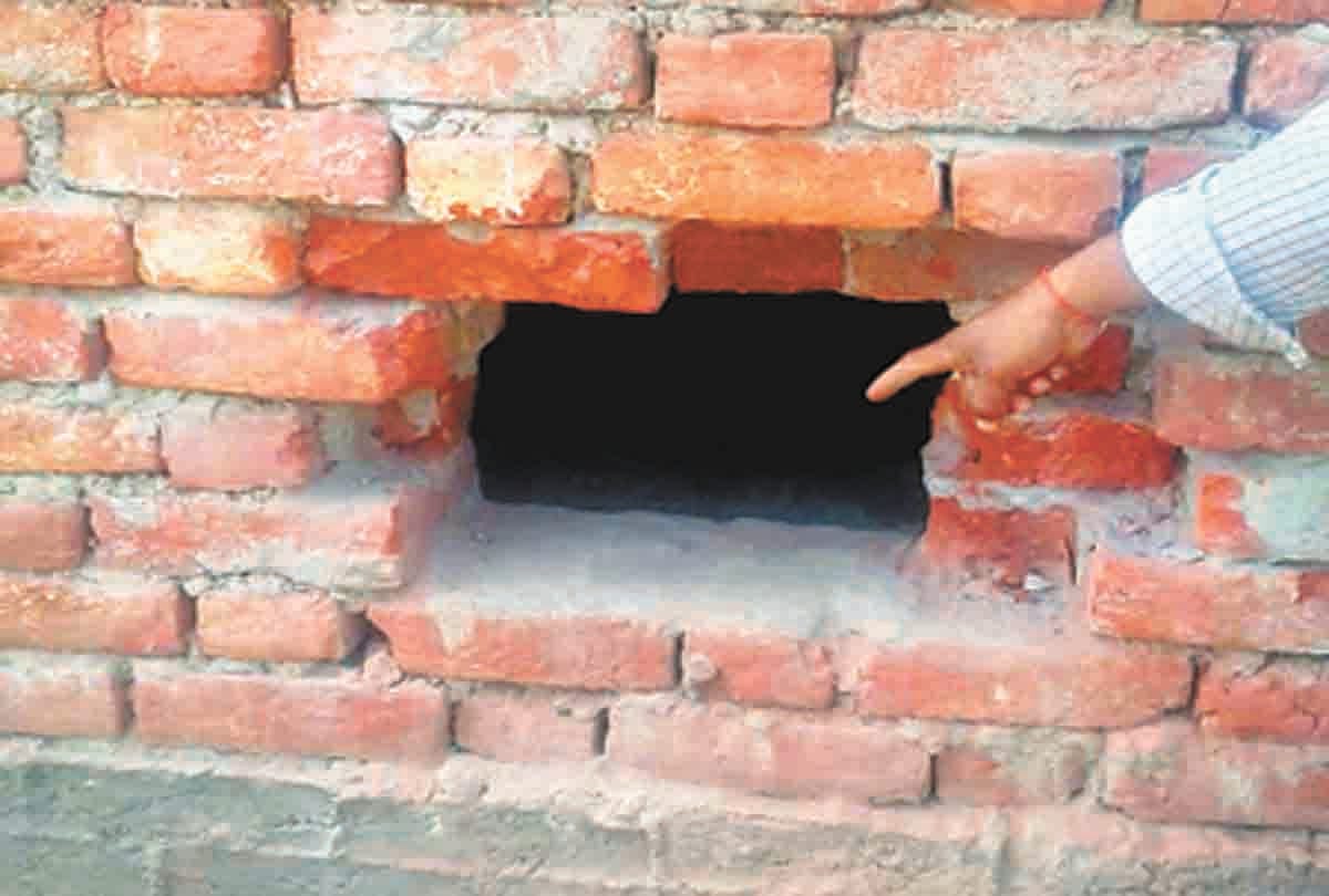 Efforts of burglary in village bank of Dalhupur