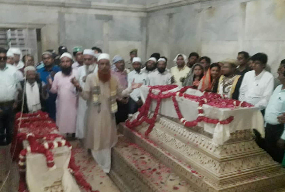chadar poshi on shah jahan mumtaz grave at taj mahal