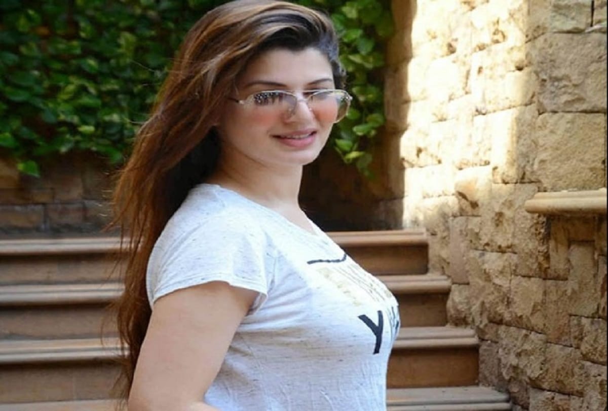 punjabi actress kainaat arora bold and glamorous look