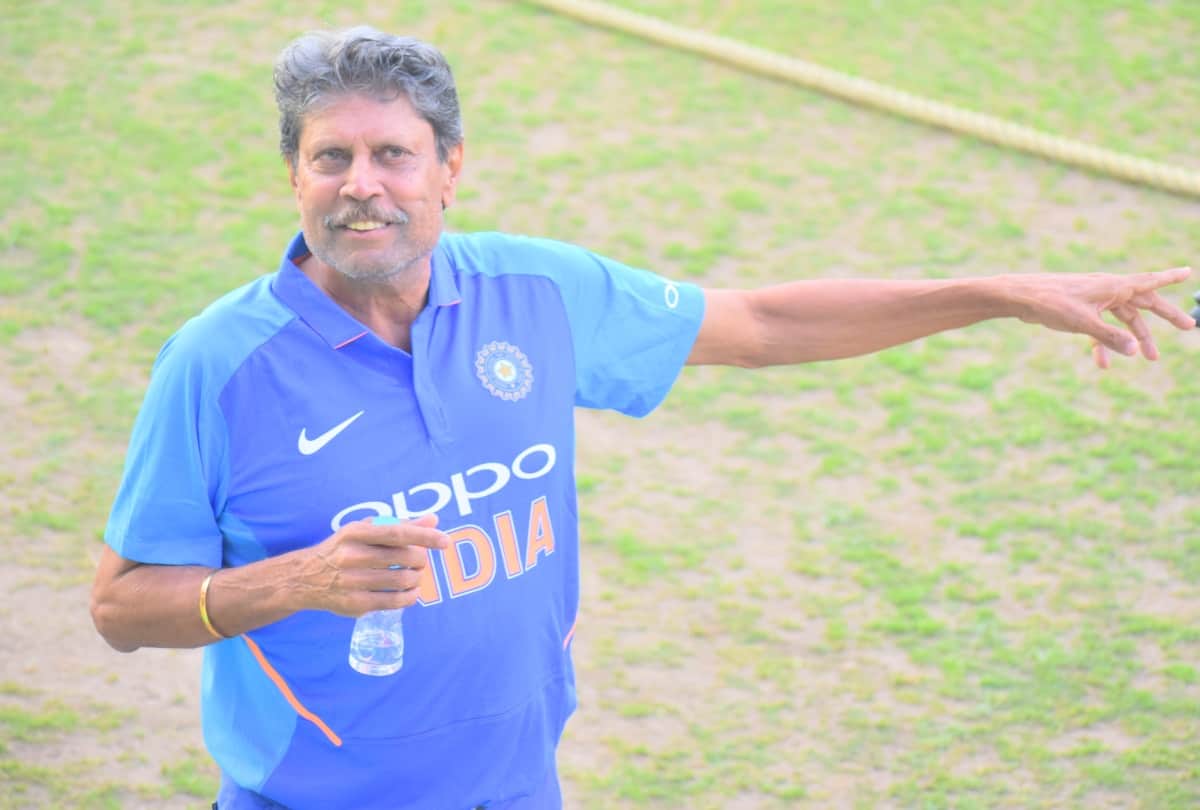 bollywood actor Ranveer singh played cricket with Kapil Dev in Dharamshala cricket stadium