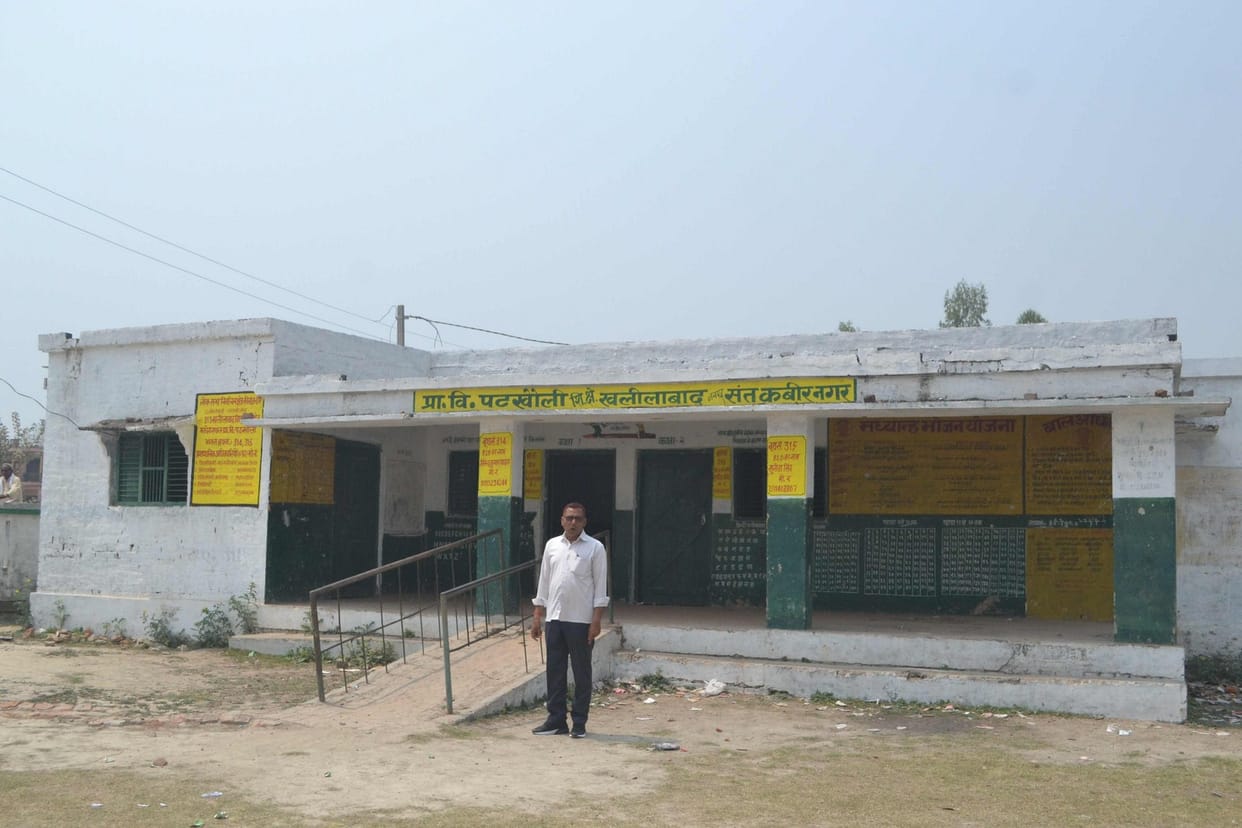 जर्जर भवन को बना दिया बूथ
