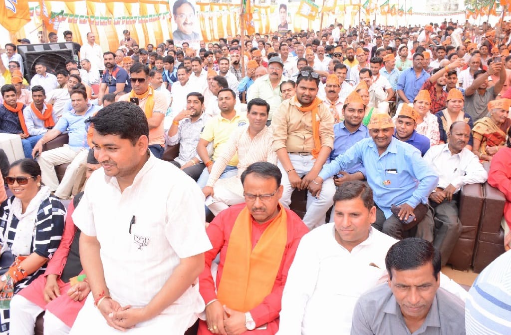 Lok sabha election 2019 bjp mla gifted gold idol to cm yogi adityanath in roorkee rally