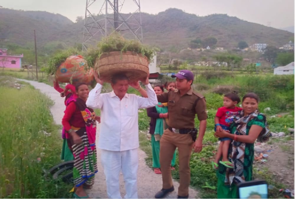 Lok sabha elections 2019 Congress Harish Rawat kept grass basket on his head during public meeting