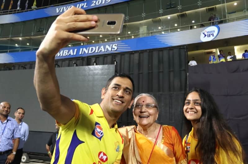 CSK's Dhoni won hearts by meeting and greeting his special fan, takes selfie