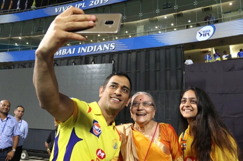 CSK's Dhoni won hearts by meeting and greeting his special fan, takes selfie
