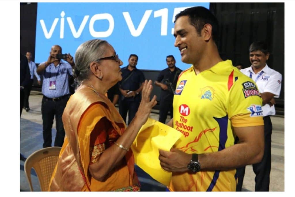CSK's Dhoni won hearts by meeting and greeting his special fan, takes selfie