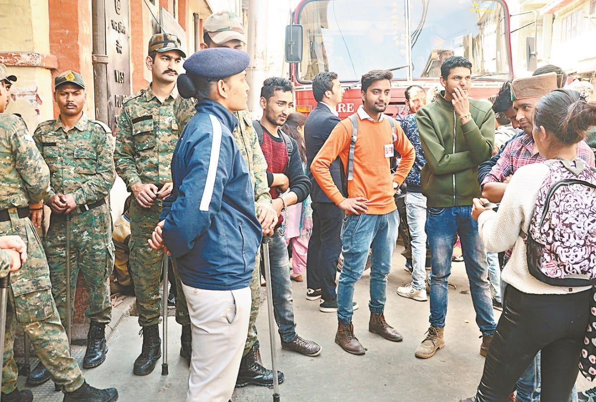 कैंपस में बैज लगाने पर विवि परिसर में हुआ हंगामा