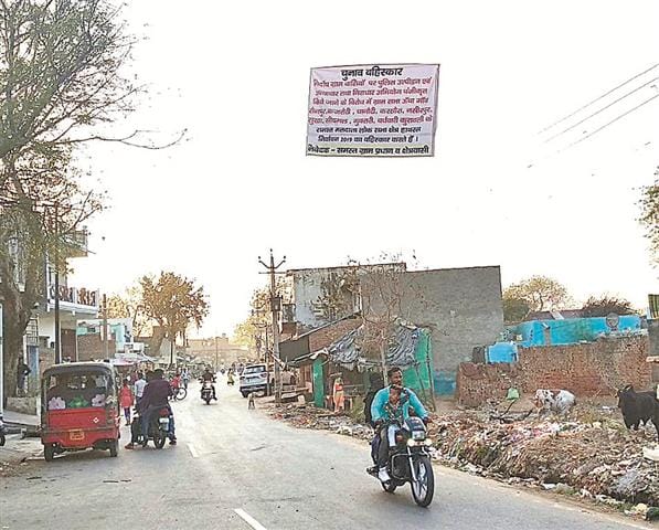 Alert of election boycott by hanging banner