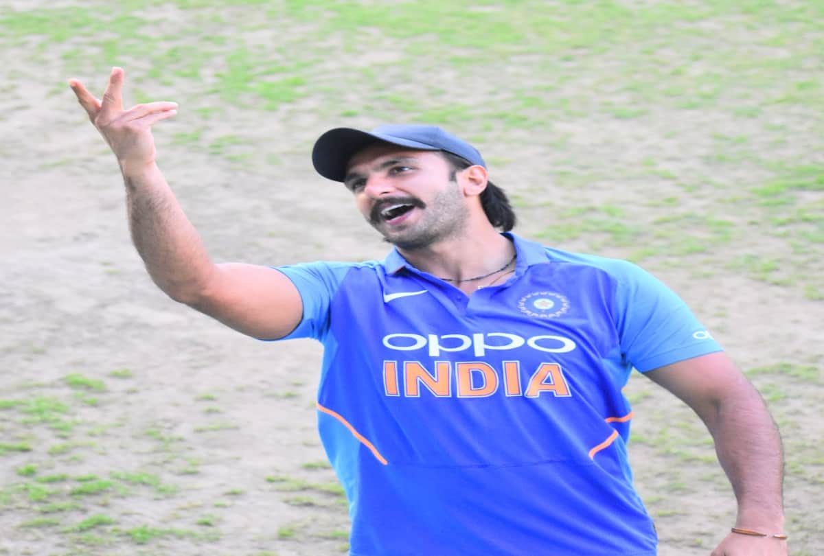 bollywood actor Ranveer singh played cricket with Kapil Dev in Dharamshala cricket stadium
