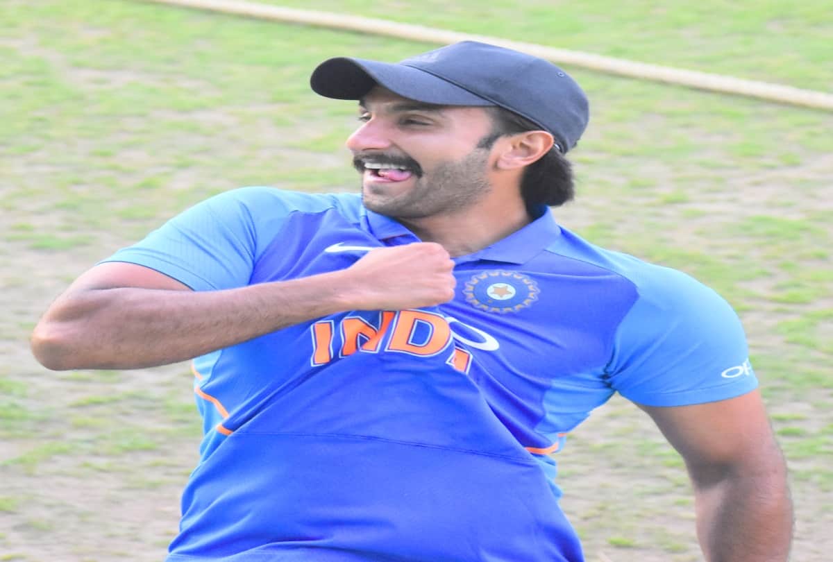 bollywood actor Ranveer singh played cricket with Kapil Dev in Dharamshala cricket stadium