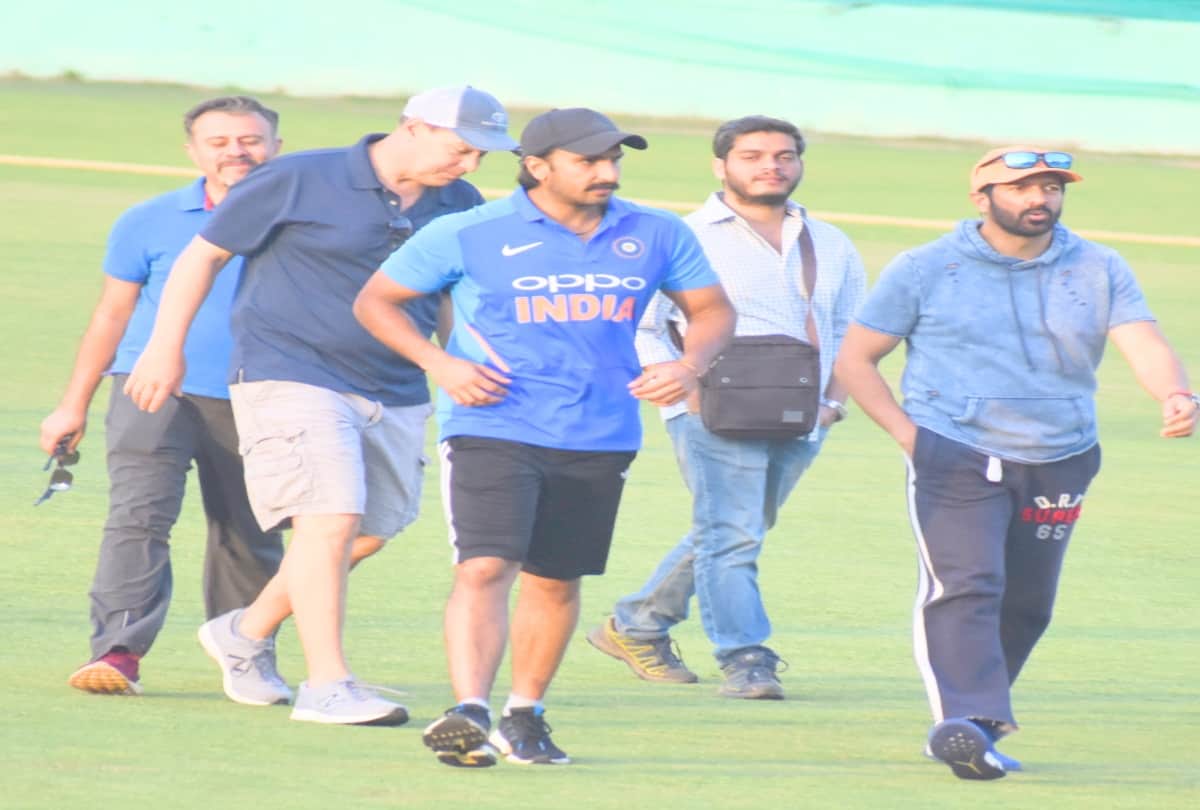 ranveer singh bought sachin tendulkar signed bat