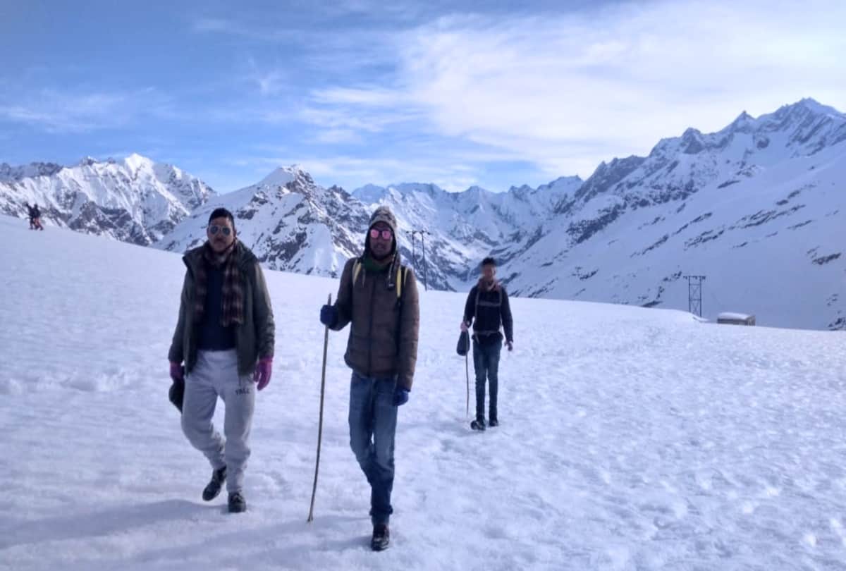 two people crossed rohtang pass in 25 feet snow in himachal