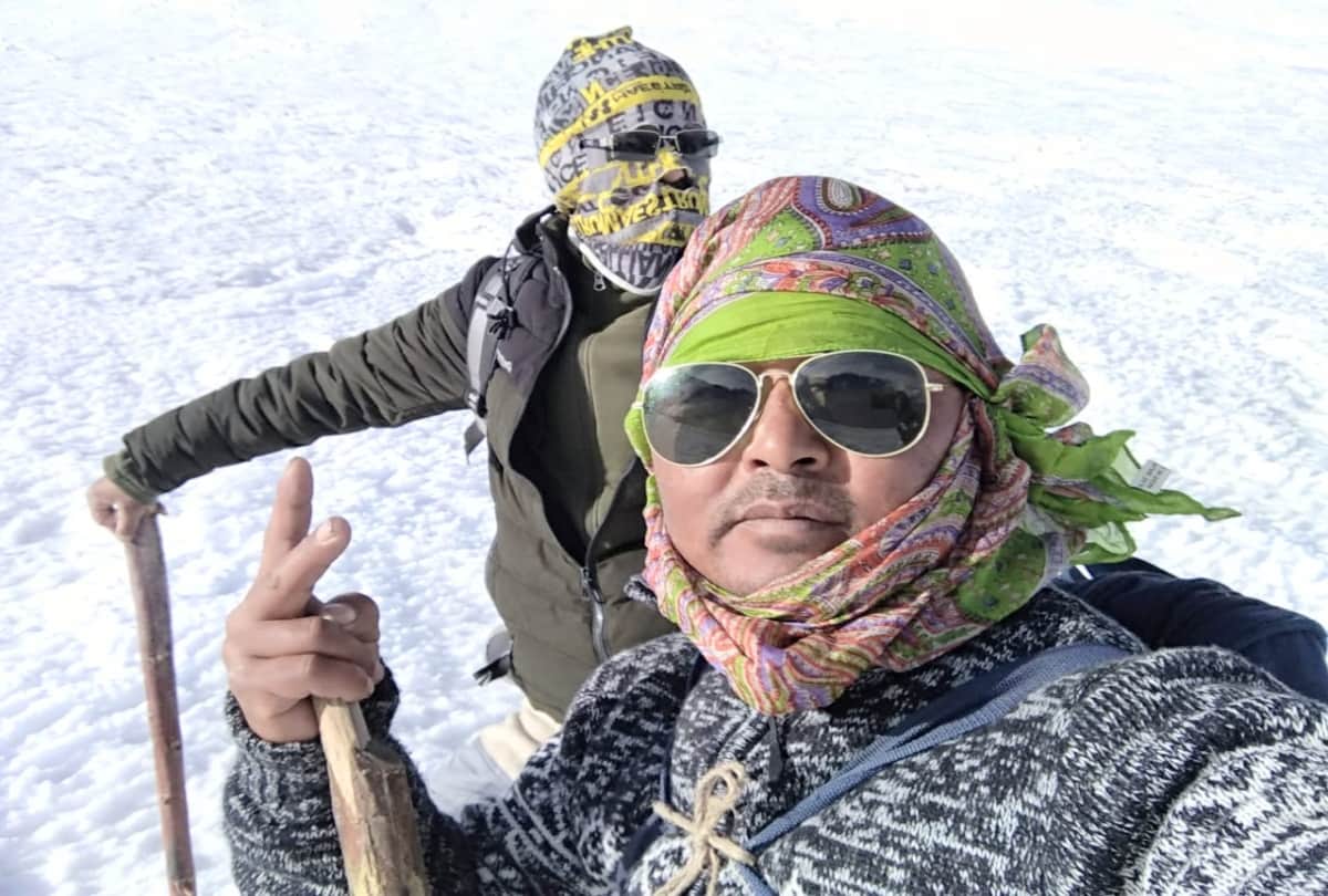 two people crossed rohtang pass in 25 feet snow in himachal