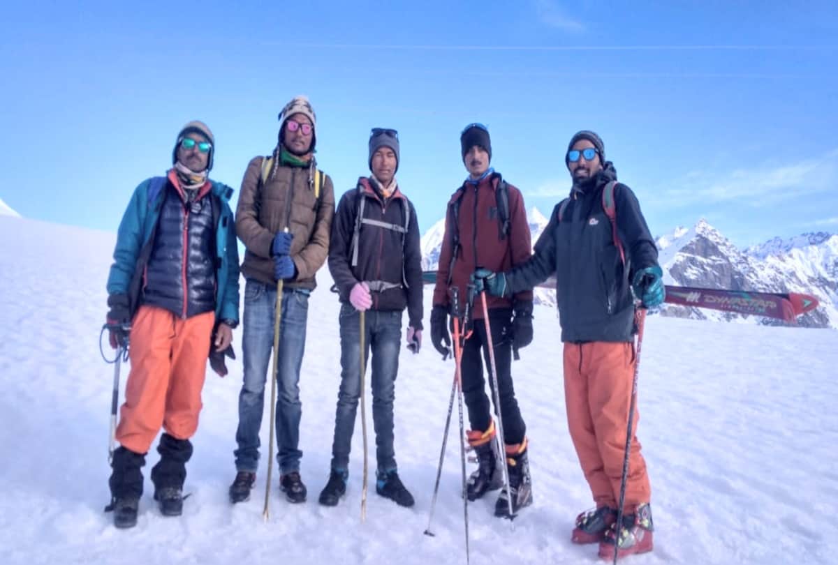two people crossed rohtang pass in 25 feet snow in himachal