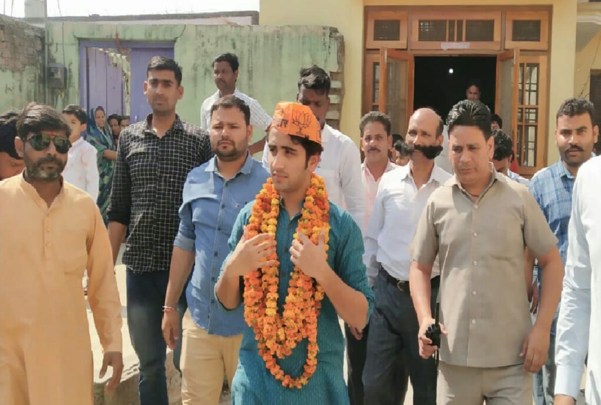 Jaya Prada son smrat urges people to vote his mother in rampur