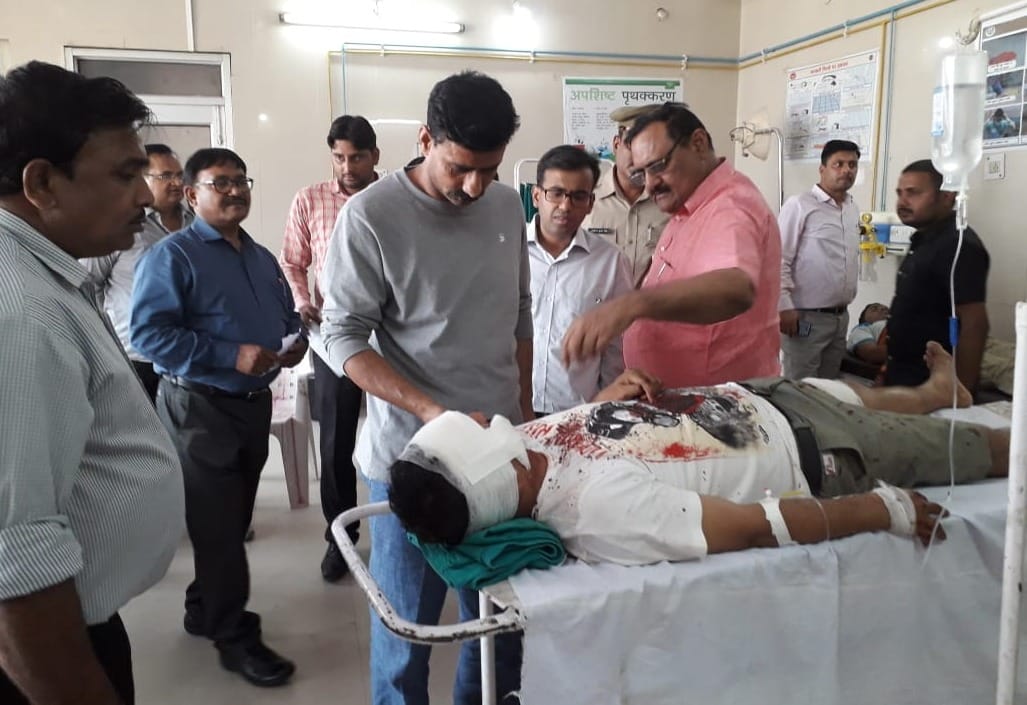 Yogi adityanath security Police Scorpio accident driver died and 3 injured in sonbhadra