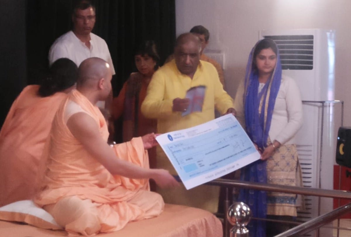 Five lakh cheque handed over to wife of martyr Tilak Raj in solan himachal
