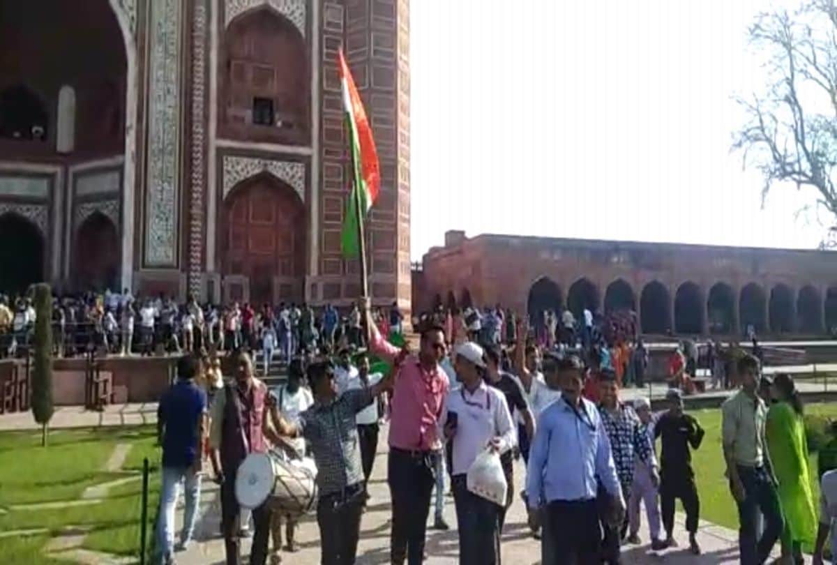 chadar poshi on shah jahan mumtaz grave at taj mahal
