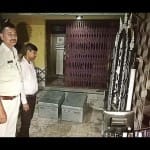 टीम ने बक्सों में रुपये भरकर बैंक में पहुंचाया।