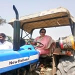 ट्रैक्टर पर बैठीं हेमा मालिनी