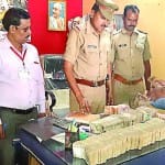 चांदी और पैसे की जांच करती पुलिस