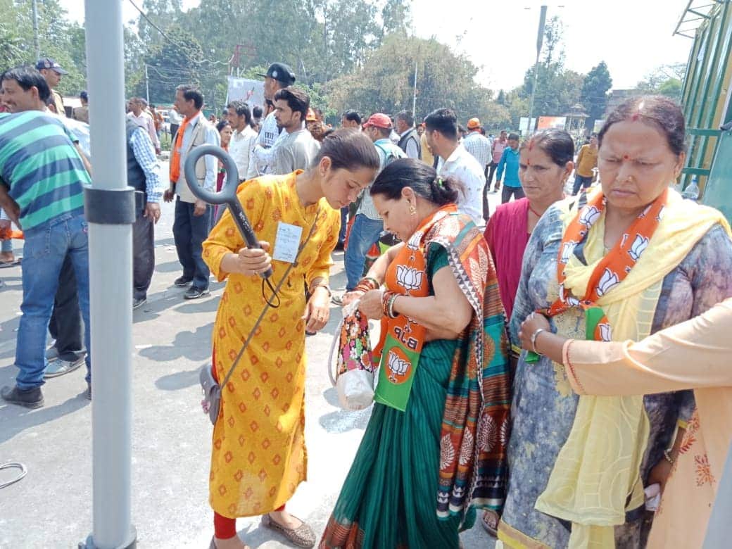 Lok sabha elections 2019 old ladies and youths crowd in pm modi dehradun rally