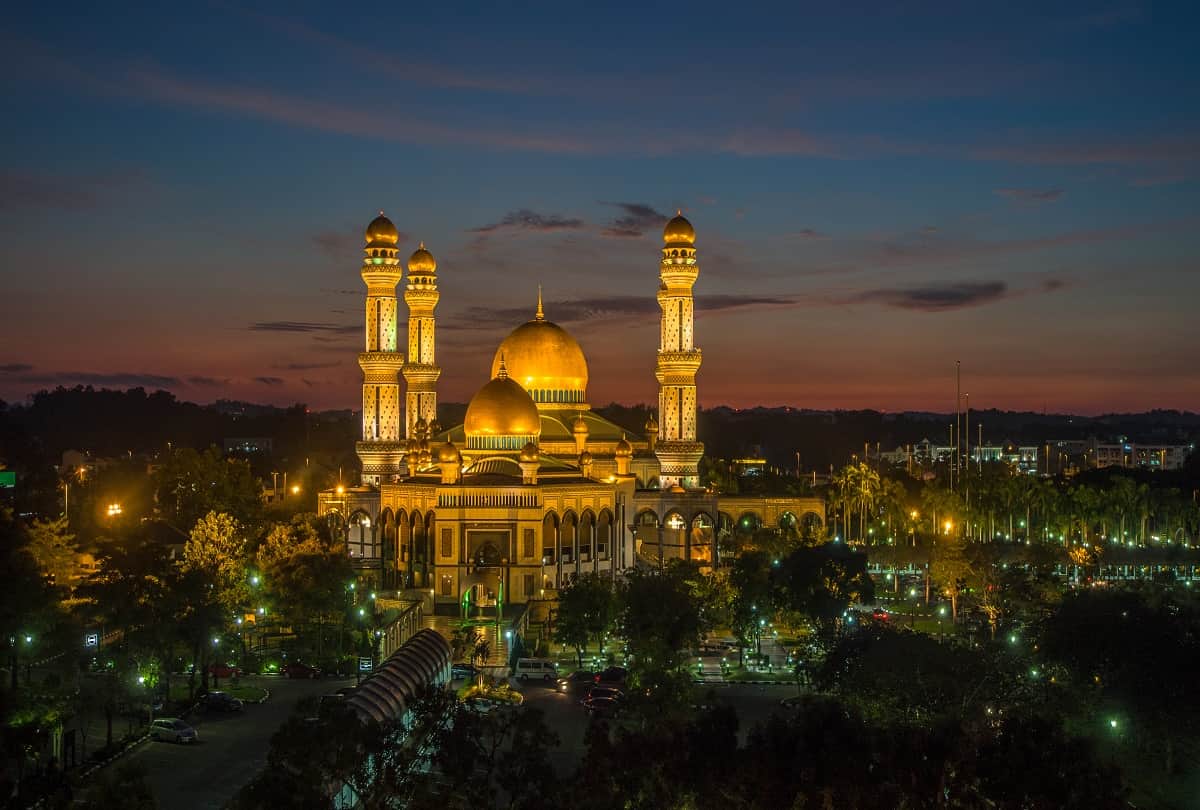know interesting facts about Brunei country where people put the wife picture on walls of the house