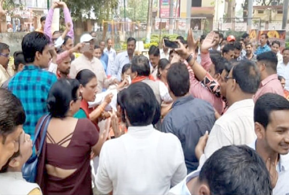 clash between BJP-SP workers in a TV channel election discussion