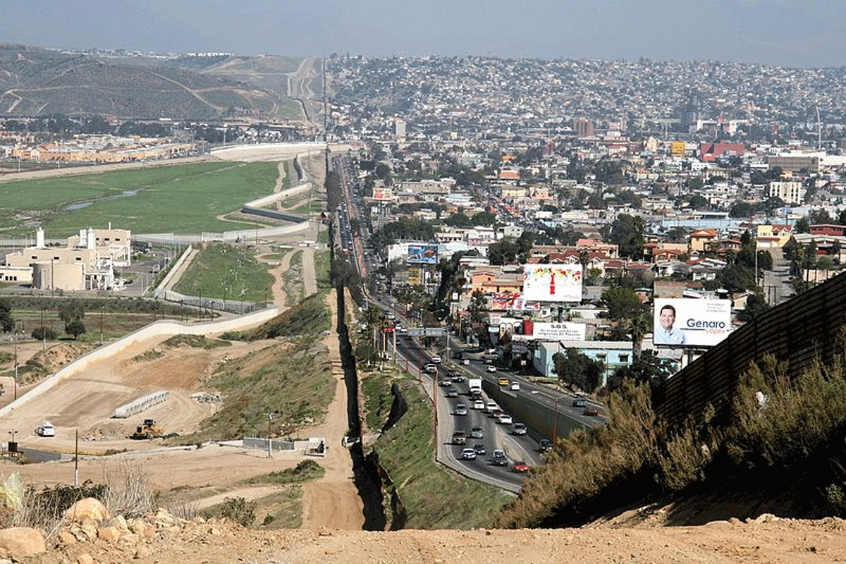 Donald Trumps big decision America-Mexico border closed again