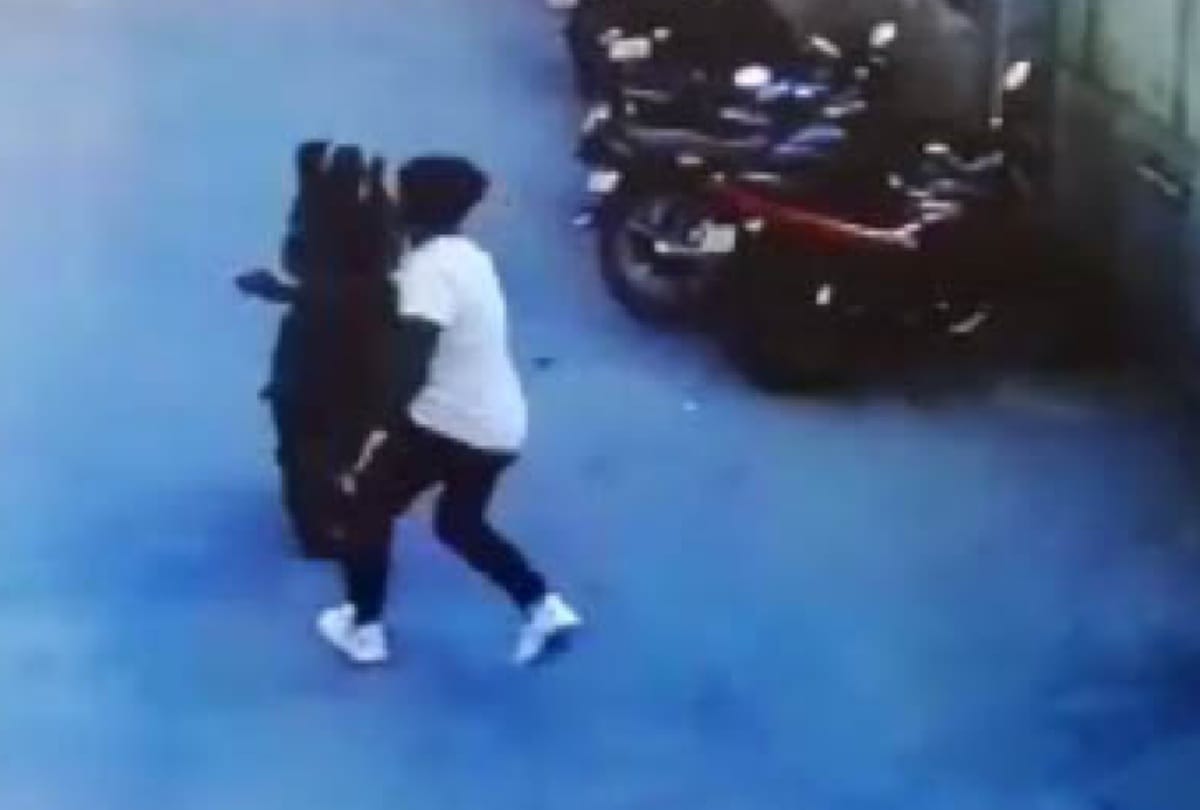 boyfriend slits girlfriend throat and ran away in delhi arrested cctv capture crime