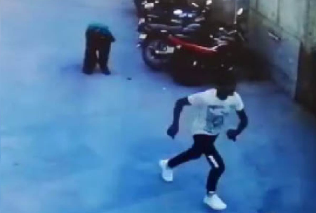 boyfriend slits girlfriend throat and ran away in delhi arrested cctv capture crime