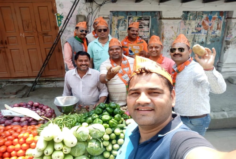 Lok sabha elections 2019 Bjp workers purchase Aloo for Rahul gandhi Rally at Srinagar