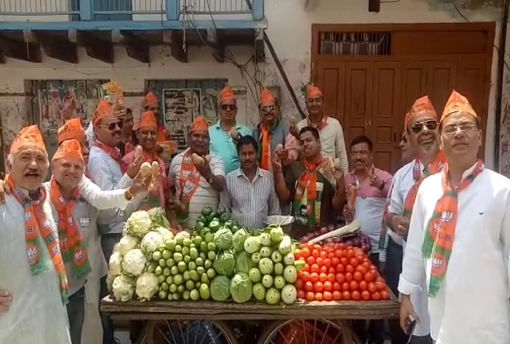 Lok sabha elections 2019 Bjp workers purchase Aloo for Rahul gandhi Rally at Srinagar