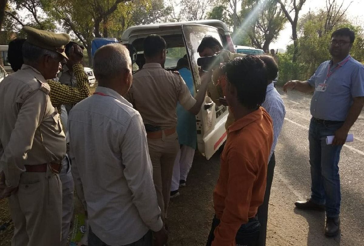 police caught car with congress campaign material in etah