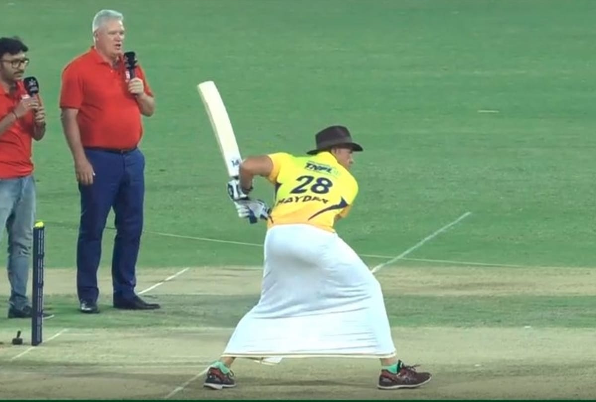 IPL 2019: Matthew Hayden shops around Chennai T Nagar in Lungi and beard