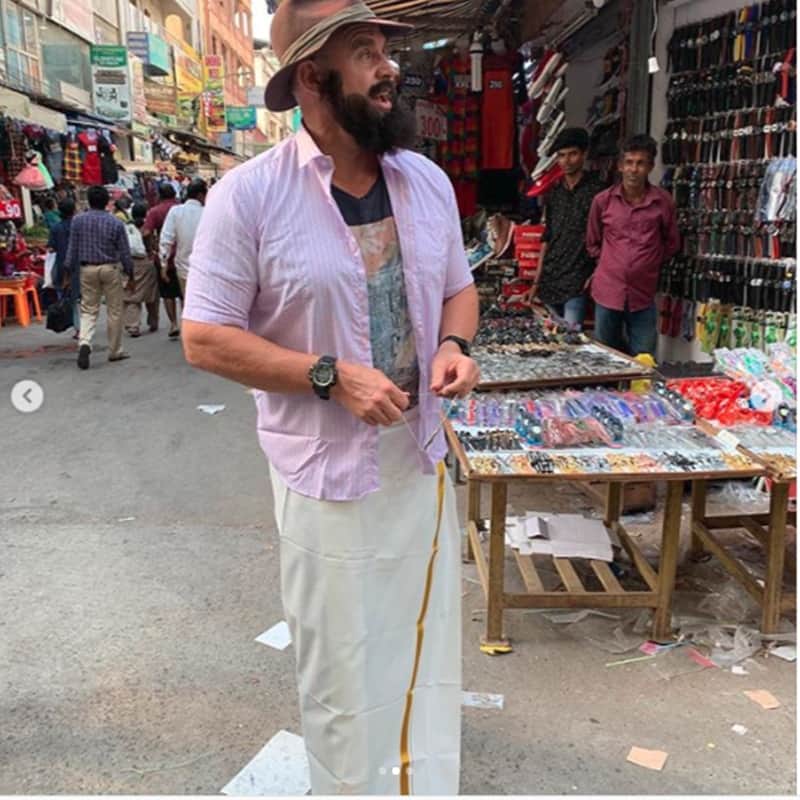 IPL 2019: Matthew Hayden shops around Chennai T Nagar in Lungi and beard