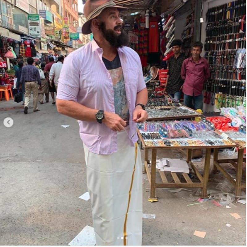 IPL 2019: Matthew Hayden shops around Chennai T Nagar in Lungi and beard