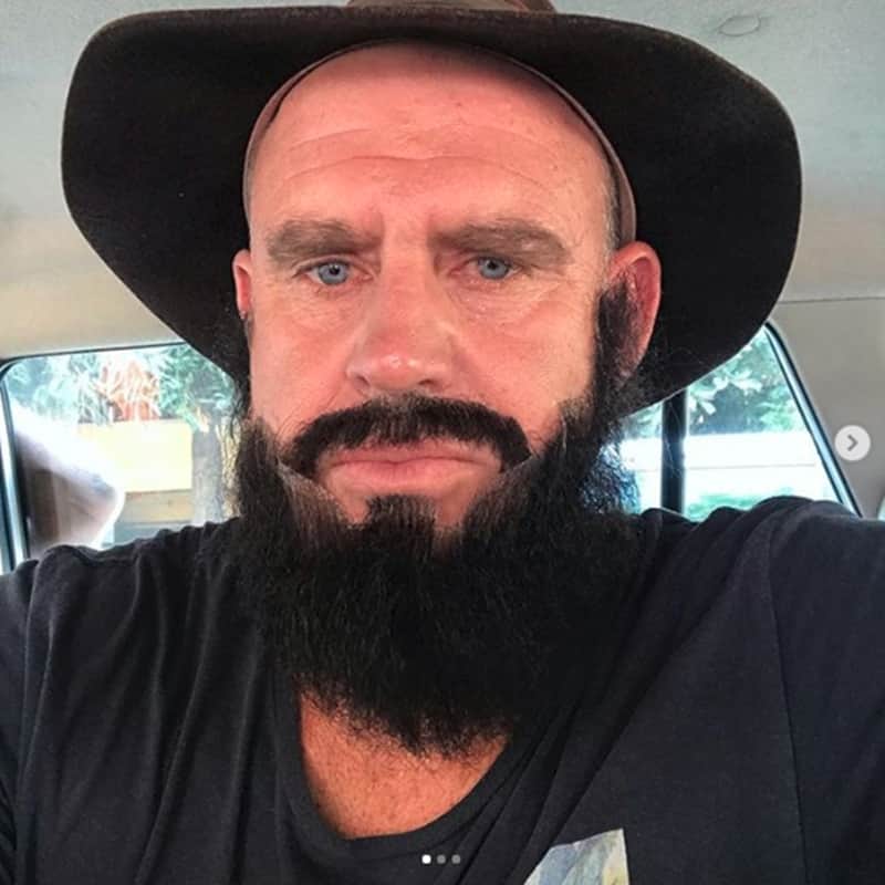 IPL 2019: Matthew Hayden shops around Chennai T Nagar in Lungi and beard