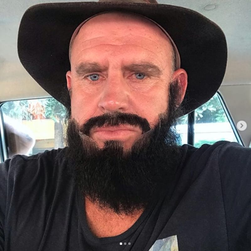 IPL 2019: Matthew Hayden shops around Chennai T Nagar in Lungi and beard