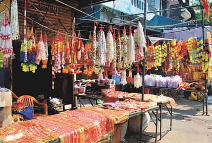 नवरात्र की तैयारी में बाबागंज में सजी पूजन सामग्री की दुकान।