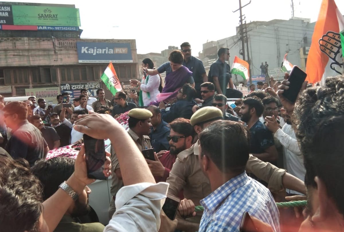 Lok Sabha Elections 2019 priyanka gandhi ghaziabad roadshow in photos taking selfies waving at crowd