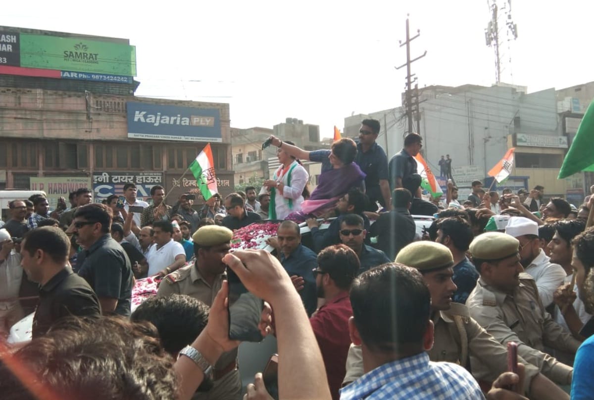 Lok Sabha Elections 2019 priyanka gandhi ghaziabad roadshow in photos taking selfies waving at crowd