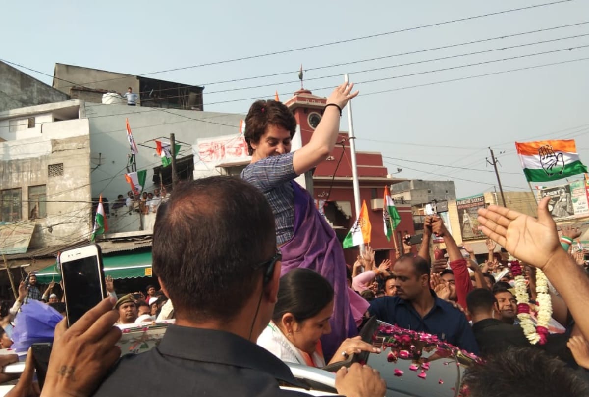 Lok Sabha Elections 2019 priyanka gandhi ghaziabad roadshow in photos taking selfies waving at crowd