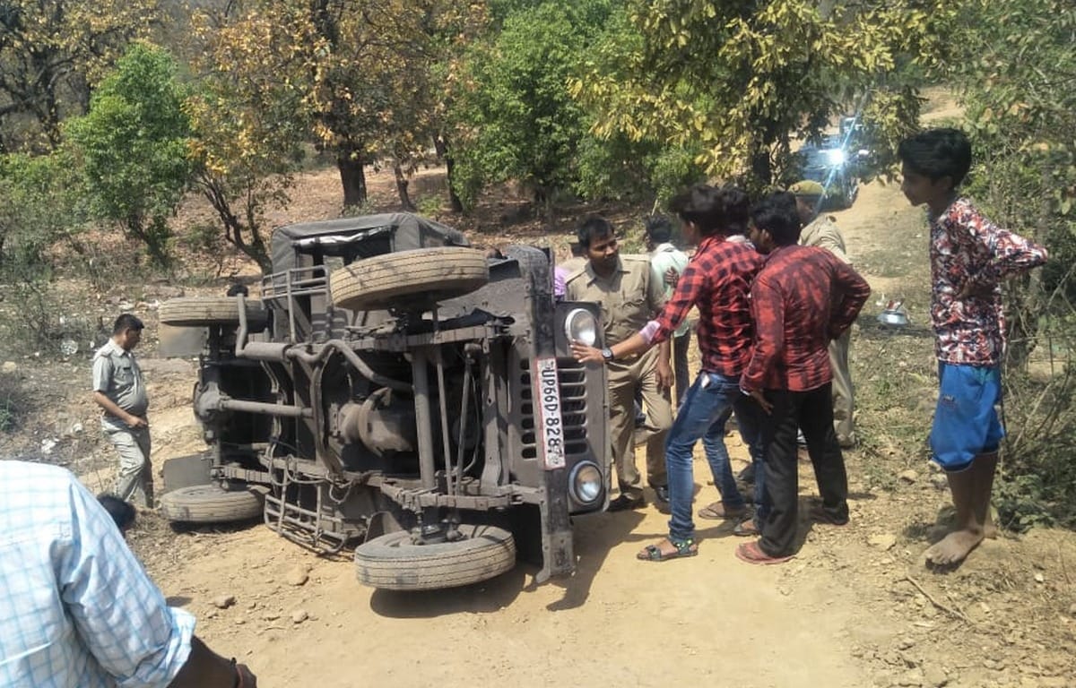 Jeep collapsed full of devotees in sonbhadra