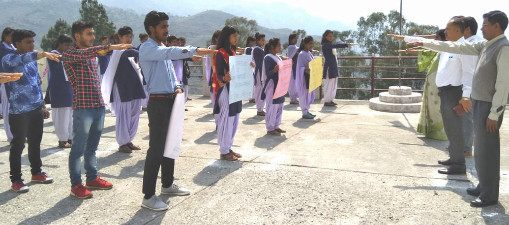 छात्र-छात्राओं ने मतदान करने का लिया संकल्प