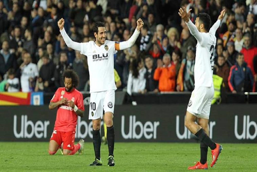 valencia beat real madrid by 2-1 in la liga