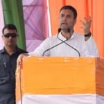 जनसभा को संबोधित करते राहुल गांधी।