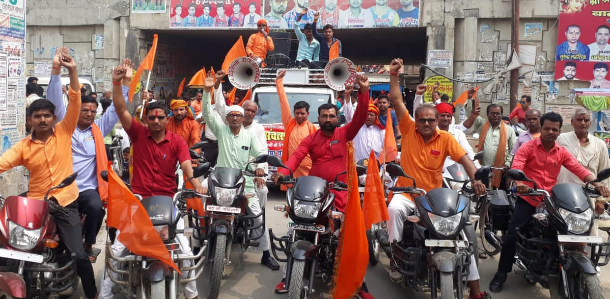 अखाड़े के खिलाड़ियों ने दिखाए हैरतअंगेज करतब